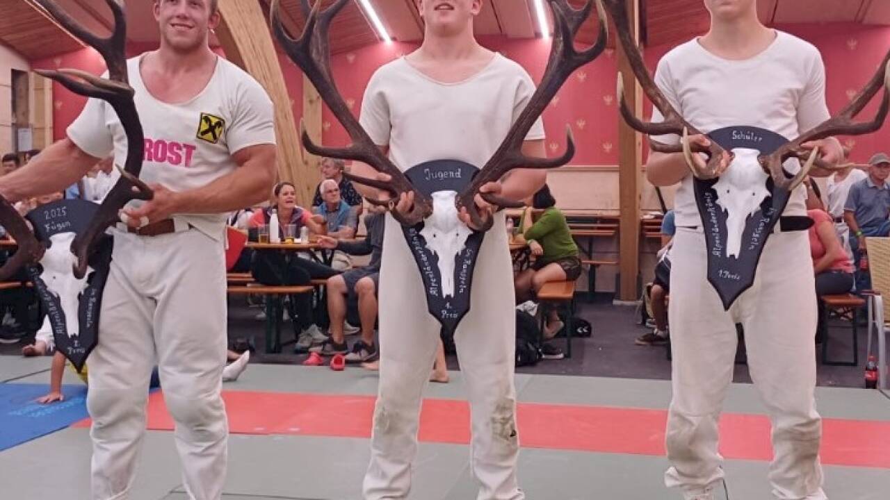 Von rechts nach links: Tristan Laubichler (Schüler), Alexander Hausbacher (Jugend) und Gabriel Mariner aus Matrei (allg. Klasse) holten die Titel bei der Alpenländermeisterschaft.  