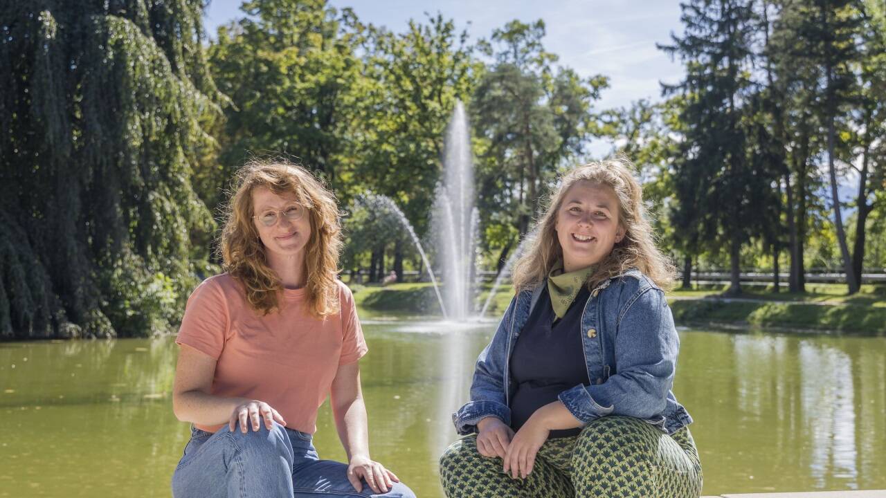 Martina Jäger (li.) und Alexandra Kronberger hoffen, dass ihr Projekt „Damma wos“ am Samstag viele in den Volksgarten lockt, sei es als Teilnehmende oder als Zuschauerinnen und Zuschauer.  