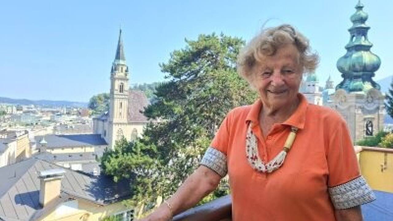 Gretl Herzog auf dem Balkon ihres Hauses auf dem Mönchsberg.  