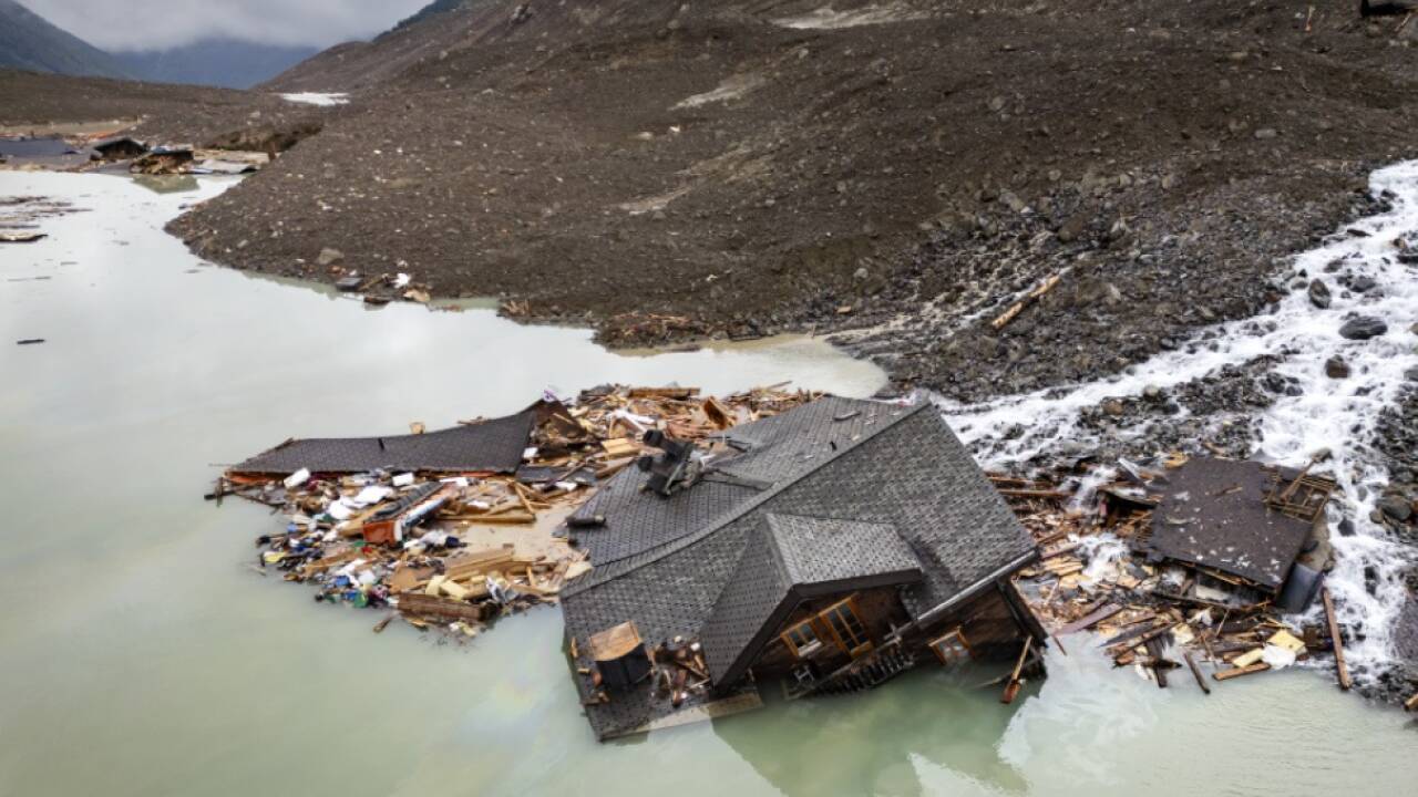 Bergsturz auf Dorf in der Schweiz heuer im Juni 