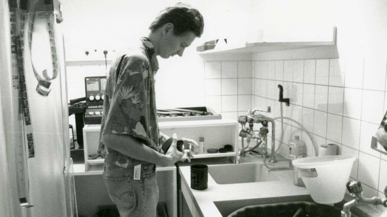 SN-Fotograf Robert Ratzer im SN-Fotolabor (damals noch im Verlagshaus an der Bergstraße in Salzburg).  