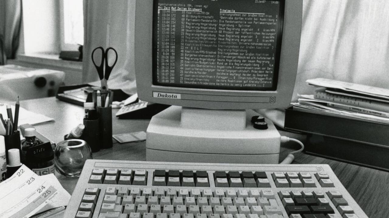 Ein bis Anfang der 1990er verwendeter Computer. Der Bildschirm zeigt hier Agenturmeldungen am 21. Jänner 1987. 