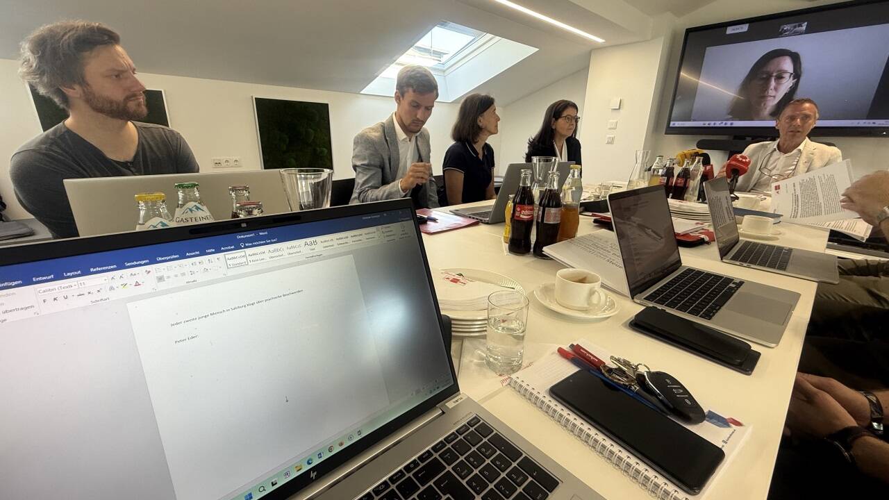 Pressekonferenz mit Notebooks, Handys und Videozuschaltung am 8. August 2025 bei der Arbeiterkammer in Salzburg.  
