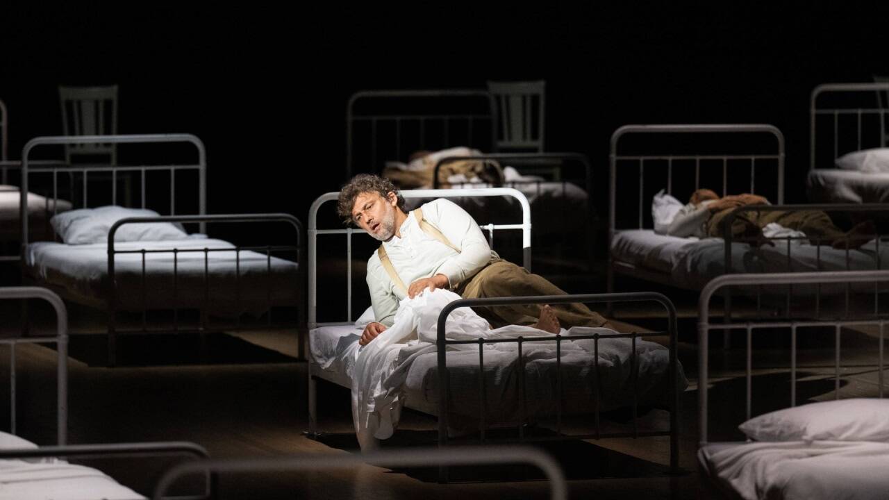 Jonas Kaufmann in der Bühnenproduktion „Doppelgänger“. 