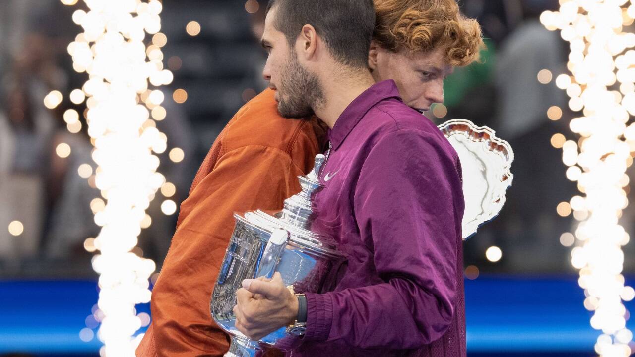 Carlos Alcaraz und Jannik Sinner hatten nach dem US-Open-Finale bei der Siegerehrung einiges auszutauschen. Beide werden die Tenniszukunft prägen. 
