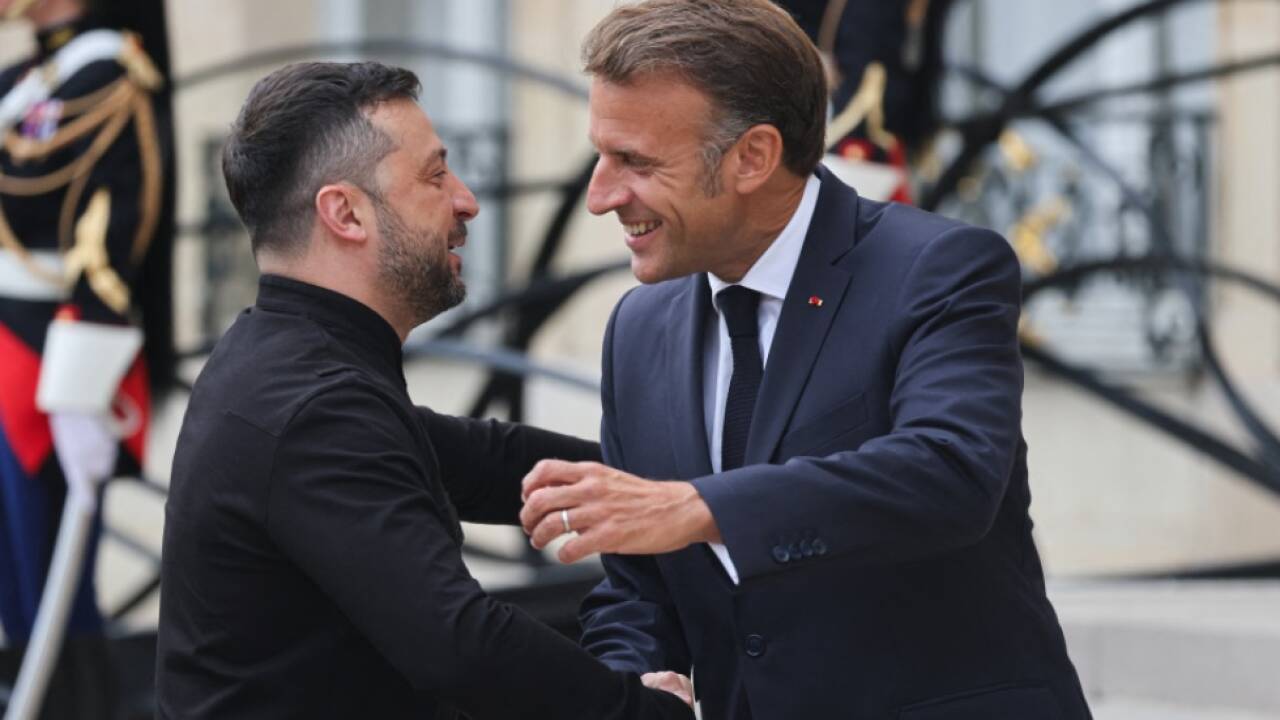Frankreichs Präsident Emmanuel Macron/r. steht der Ukaine zur Seite 