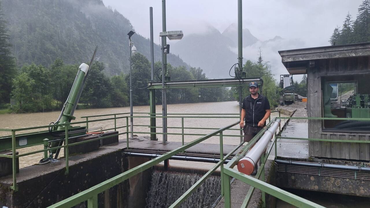 Johannes Schmuck überprüft die Lage an der Wehranlage des Thurn-Saalach-Kraftwerks.  