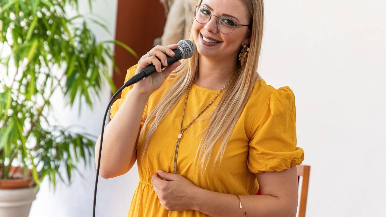 Stephanie Hansen arbeitet als Sängerin.  