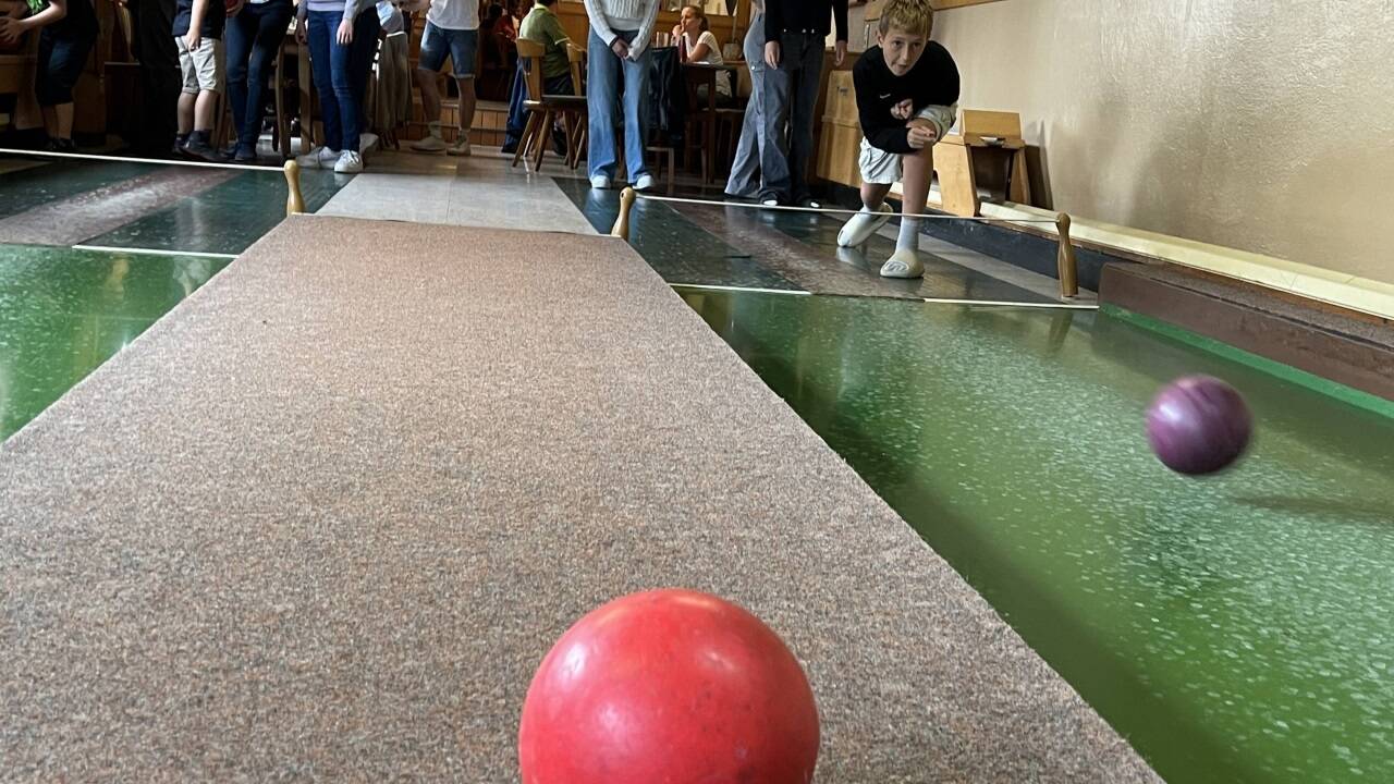Was-Sie-Wochenende-machen-k-nnen-Kegeln-wie-fr-her-im-Dorfwirtshaus-bei-Palting