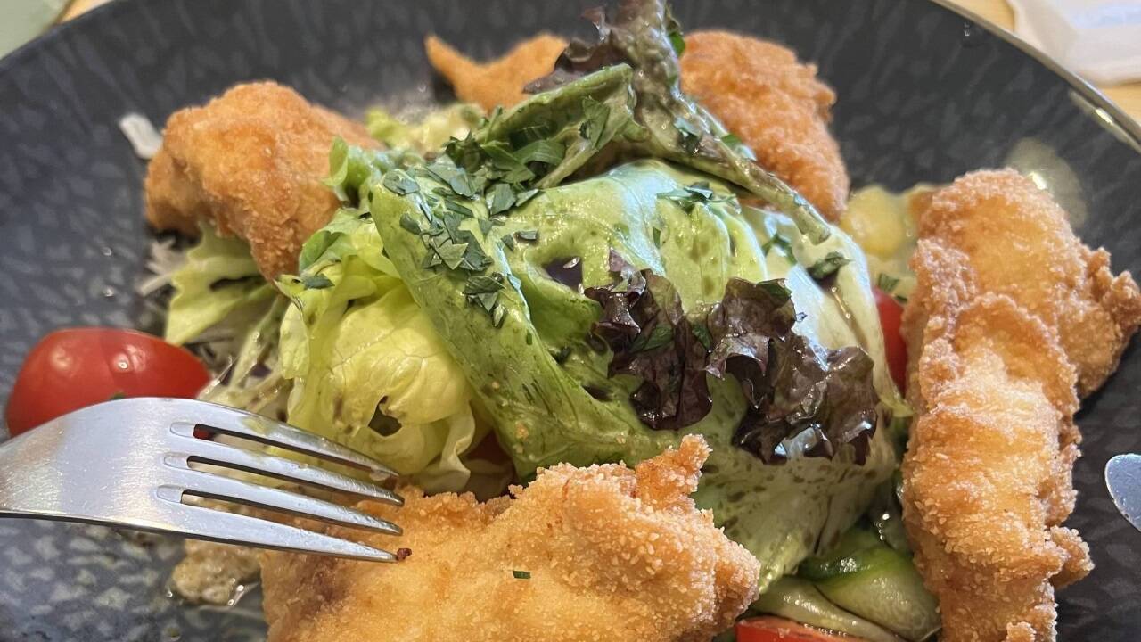 Backhendlstücke auf Salat. 