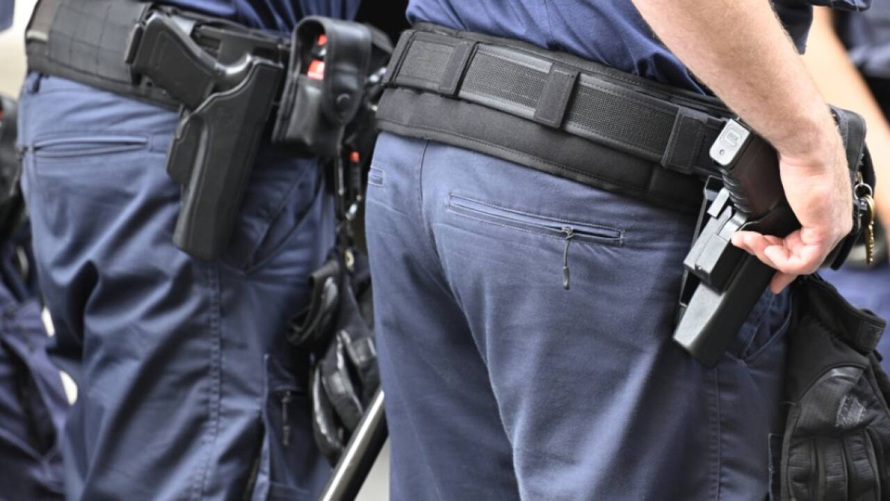 Die Polizei schlug eine Scheibe des Pkw ein, um das Kind zu befreien 
