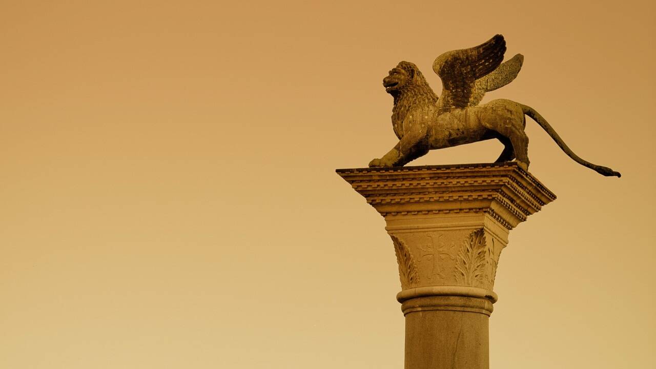 Wer einmal in Venedig war, kann den geflügelten Löwen am Markusplatz kaum übersehen. Wer einmal in Venedig war, kann den geflügelten Löwen am Markusplatz kaum übersehen.
