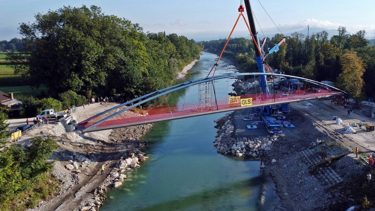 Die neue Brücke über die Saalach wird an ihren Platz gehoben. 