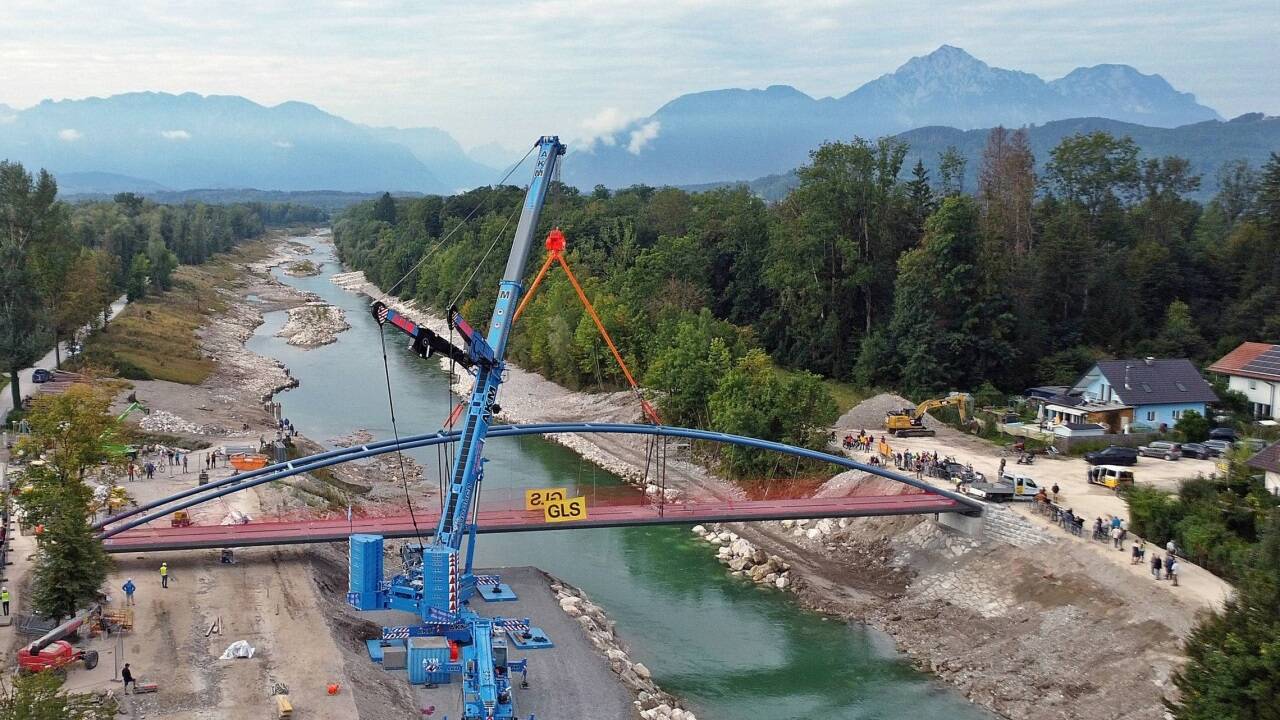 Die neue Brücke über die Saalach wird an ihren Platz gehoben. 