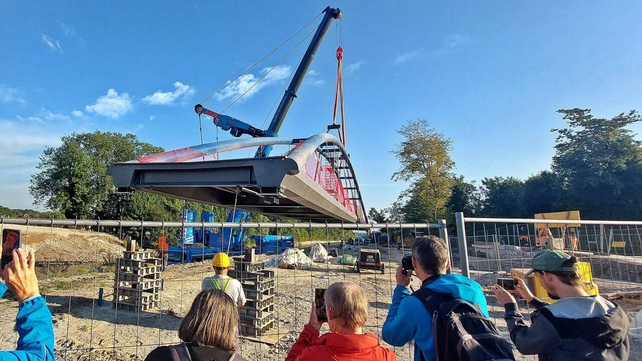 Die neue Brücke über die Saalach wird an ihren Platz gehoben. 