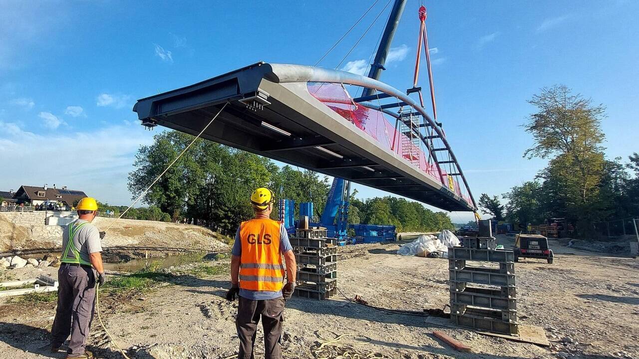 Die neue Brücke über die Saalach wird an ihren Platz gehoben. 