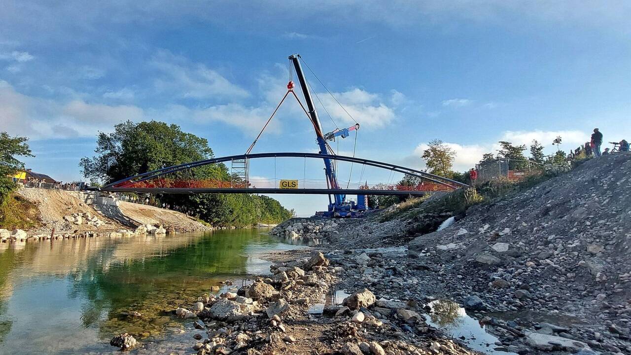 Die neue Brücke über die Saalach wird an ihren Platz gehoben. 