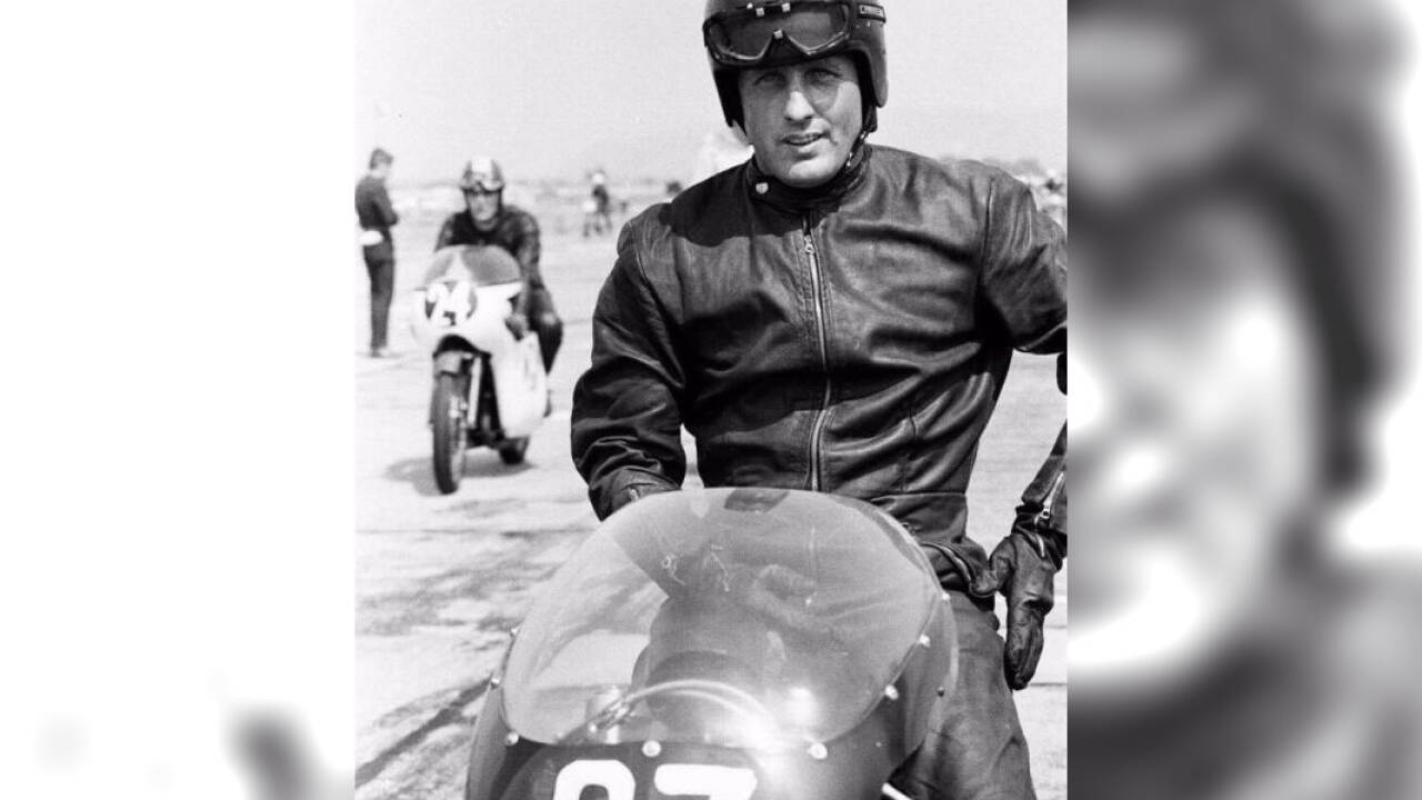 Der Grazer Motorradrennfahrer Alois Hofer verunglückte beim Gaisbergrennen 1968 tödlich. Nun erinnert eine Gedenktafel beim Unglücksort an das Geschehen. 