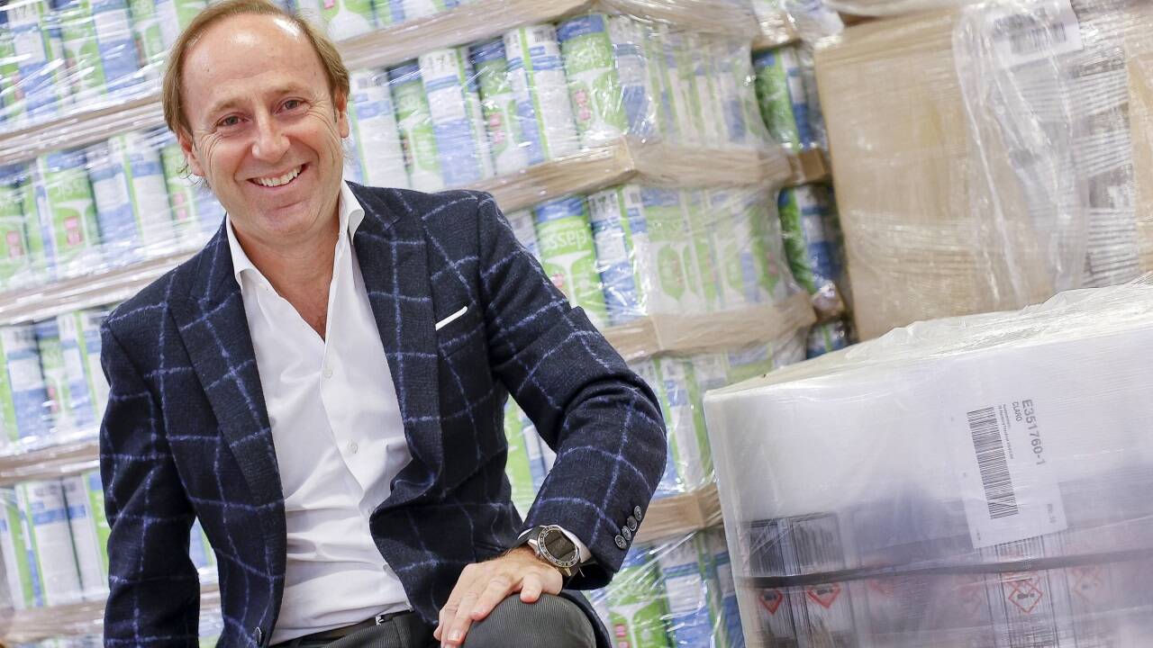 Josef Dygruber vor einer Palette Geschirrspültabs. 