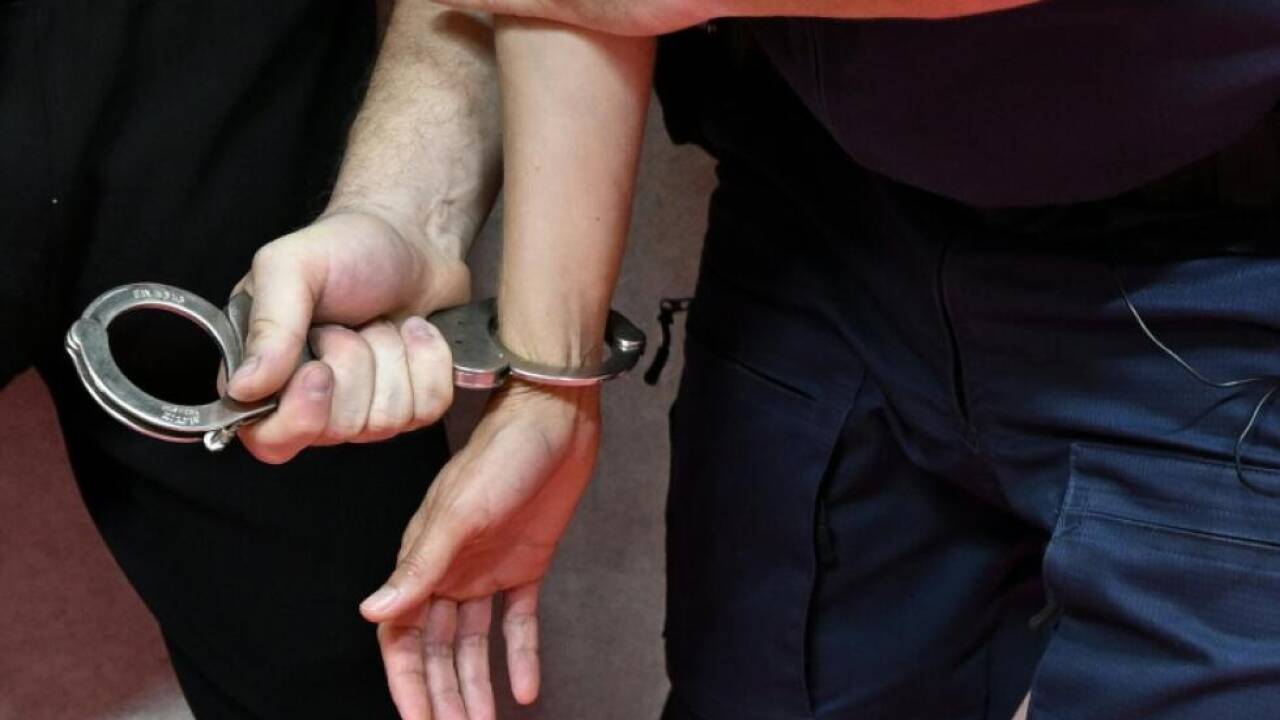 Die Handschellen gab es nur mit Anwendung enormer Körperkraft 