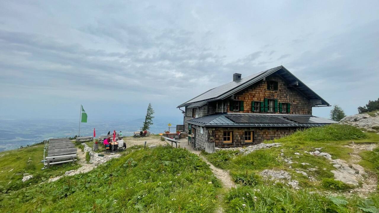 Das Zeppezauerhaus verlor durch die Seilbahn seinen Status als Schutzhütte der ersten Kategorie.  