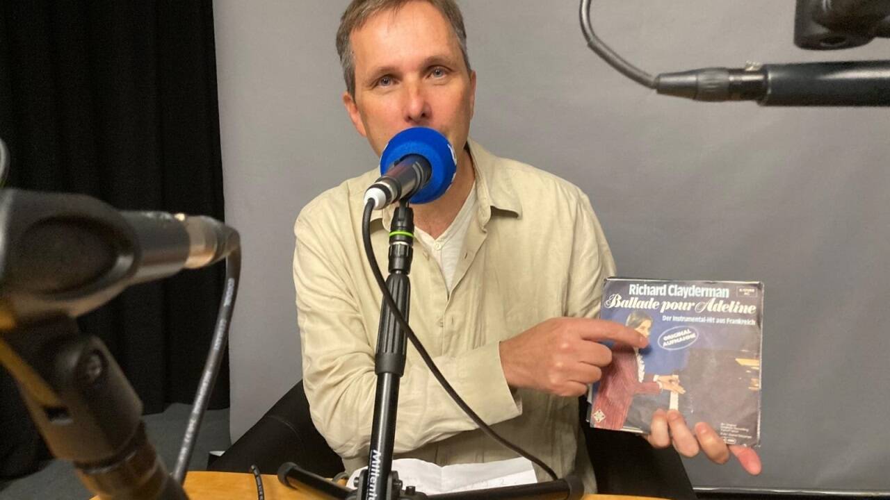 Clemens Panagl hält ein Guilty Pleasure (es handelt sich um eine Single von Richard Clayderman) in Händen ... 