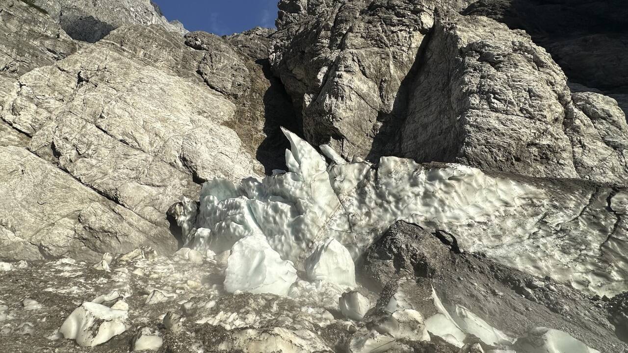 Die Eiskapelle, ein Hohlraum im Inneren des Firneisfelds, ist kürzlich zusammengebrochen.  