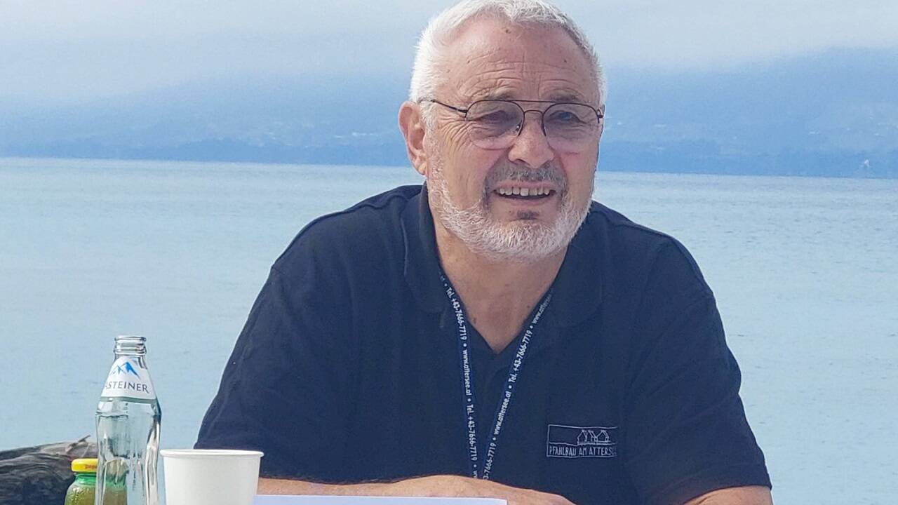 Alfons Egger, Obmann des Vereins „Pfahlbau am Attersee“: „Die Bedeutung der Einbäume als Wasserfahrzeuge der Urzeit ist für unsere Informationsarbeit sehr groß.“ 