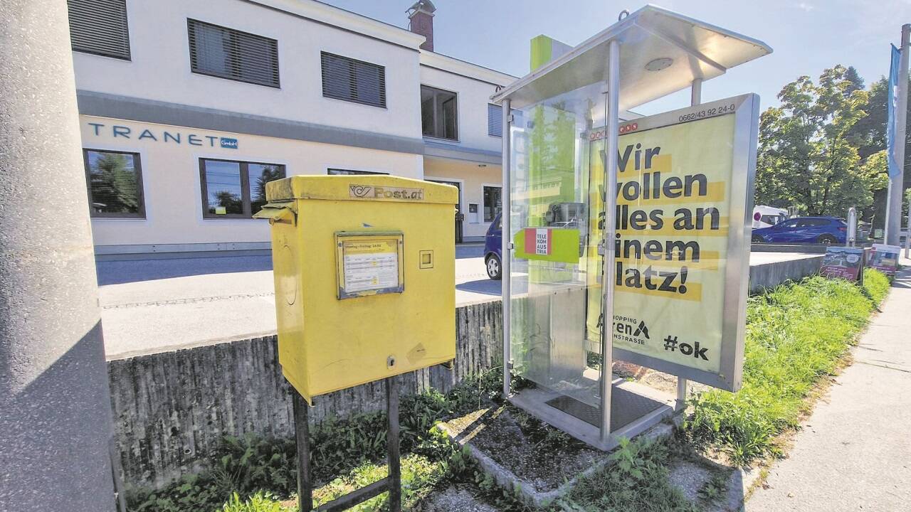 Der Postkasten in der Aigner Straße sollte montags bis freitags ausgeleert werden. Das passiere jedoch nicht, so ein Anrainer.  