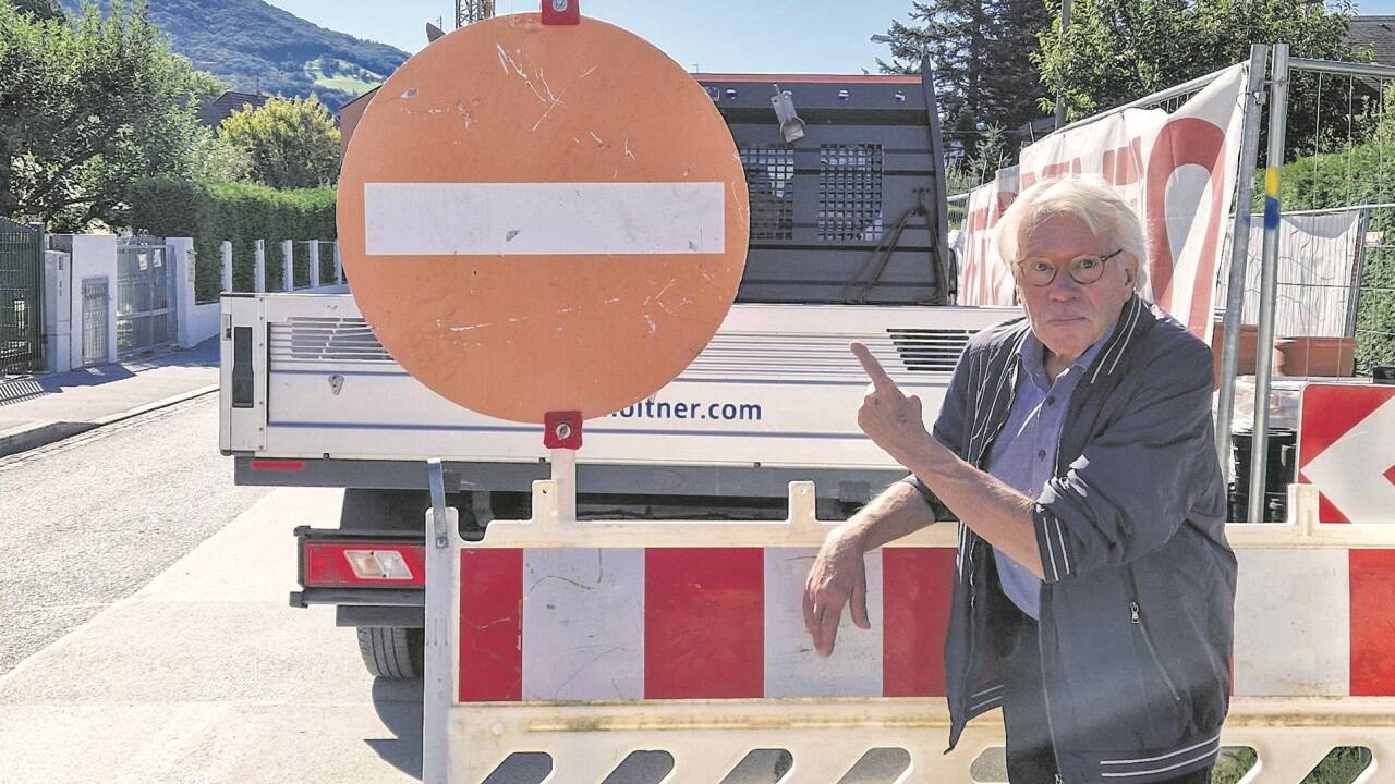 Das „Einfahrt verboten“-Schild vor der Abzweigung von der Andrä-Blümel-Straße Richtung Parscher Straße hält laut Stockinger (im Bild) kaum Fahrer auf.  
