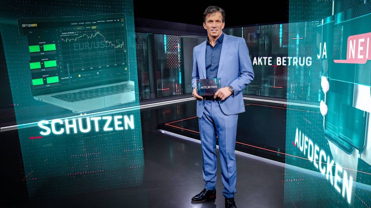 Moderator Martin Ferdiny führt durch das Investigativ-Magazin „Akte Betrug“. Das Format warnt in ORF 1 vor neuen und bekannten Betrugsmaschen. 