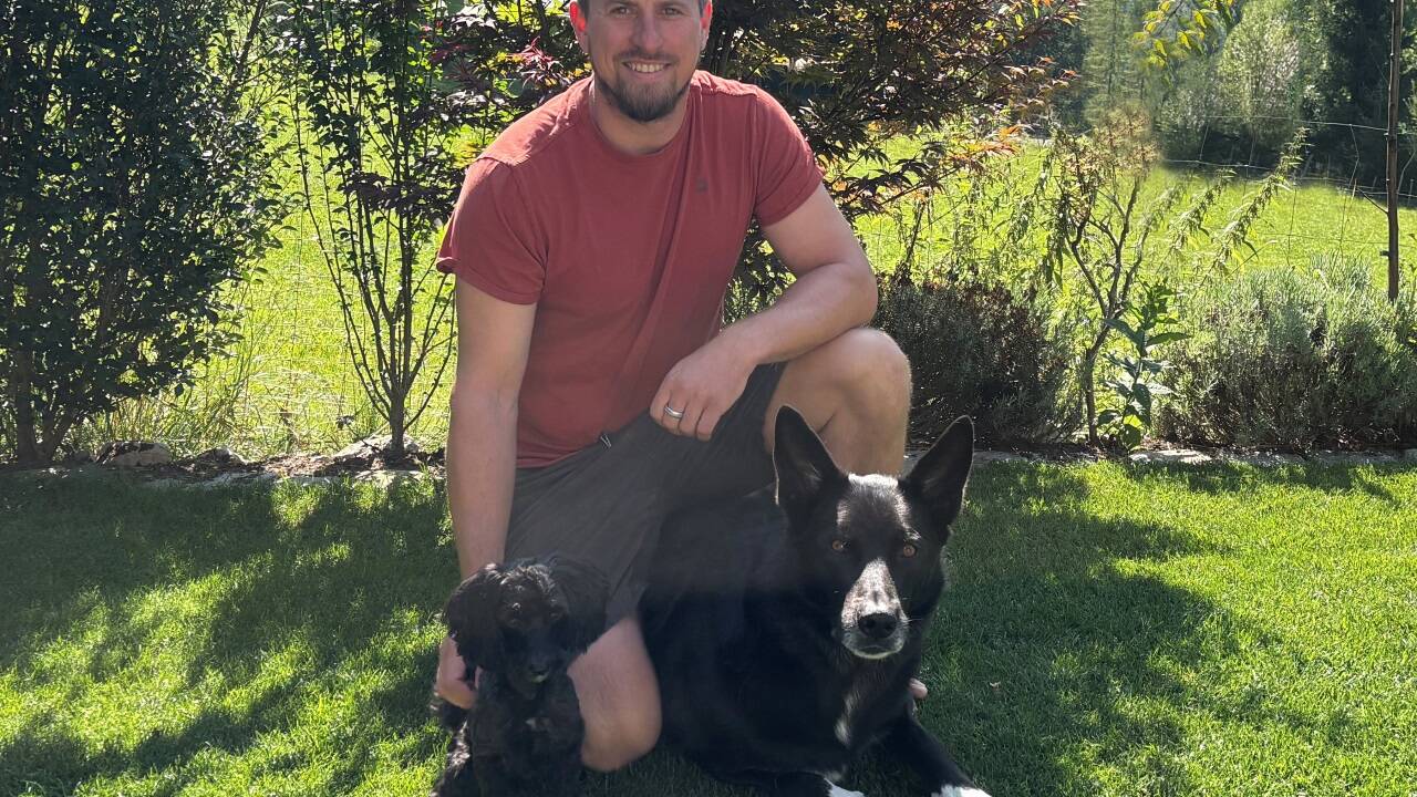 Max Franz mit seinen beiden Hunden Mary Lou und Maddox. 