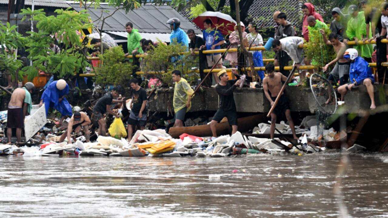 Aufräumarbeiten bei Brücke in Denpasar auf Bali 