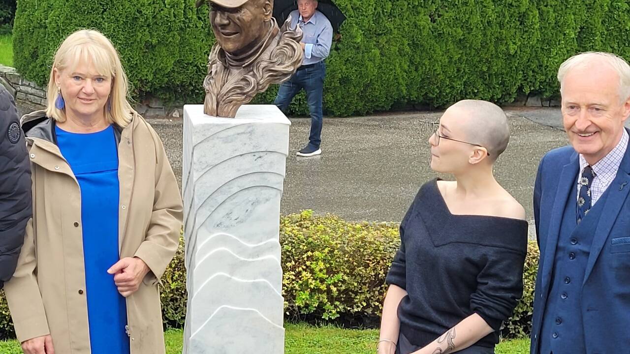 Künstlerin Selina Kolm und Organisator Gerhard Renz (re.) mit Vizebürgermeisterin Daniela Rosenegger (li.) bei der Lauda-Büste  