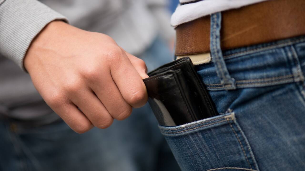 Polizeitipp: „Vermeiden Sie hintere Hosentaschen“ (Symbolbild). 