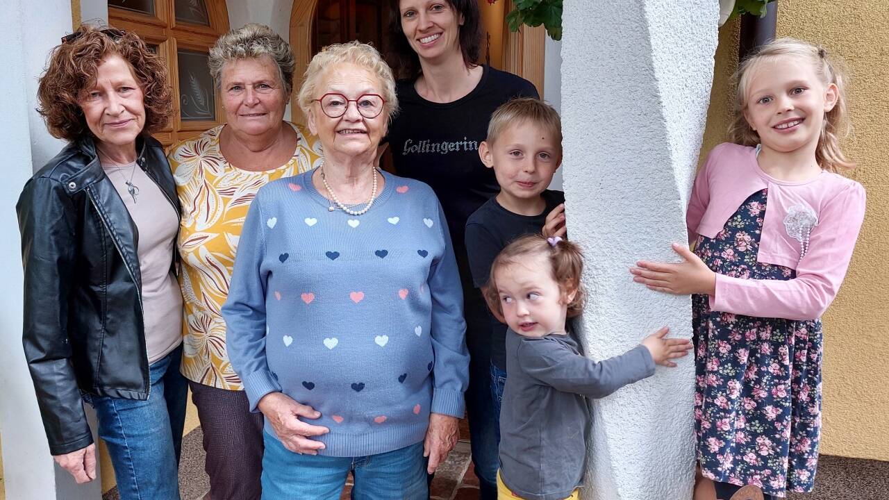 Die Urlaubsjubilarinnen Christl Müller (Mitte) und Anette Scheideler-Müller (l.) mit den Gastgeberinnen auf dem Starbauerhof, Eri (2. v. l.) und Monika Seidl (hinten, mit ihren Kindern Paul, Eva und Maresa, v. l.).  