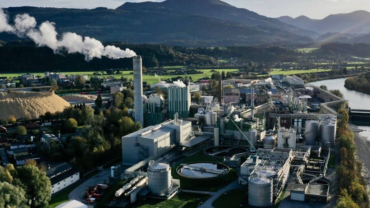 Früher wurde die Fabrik als „Dreckschleuder“ beschimpft, heute strömt blütenweißer Rauch aus dem Schlot. 