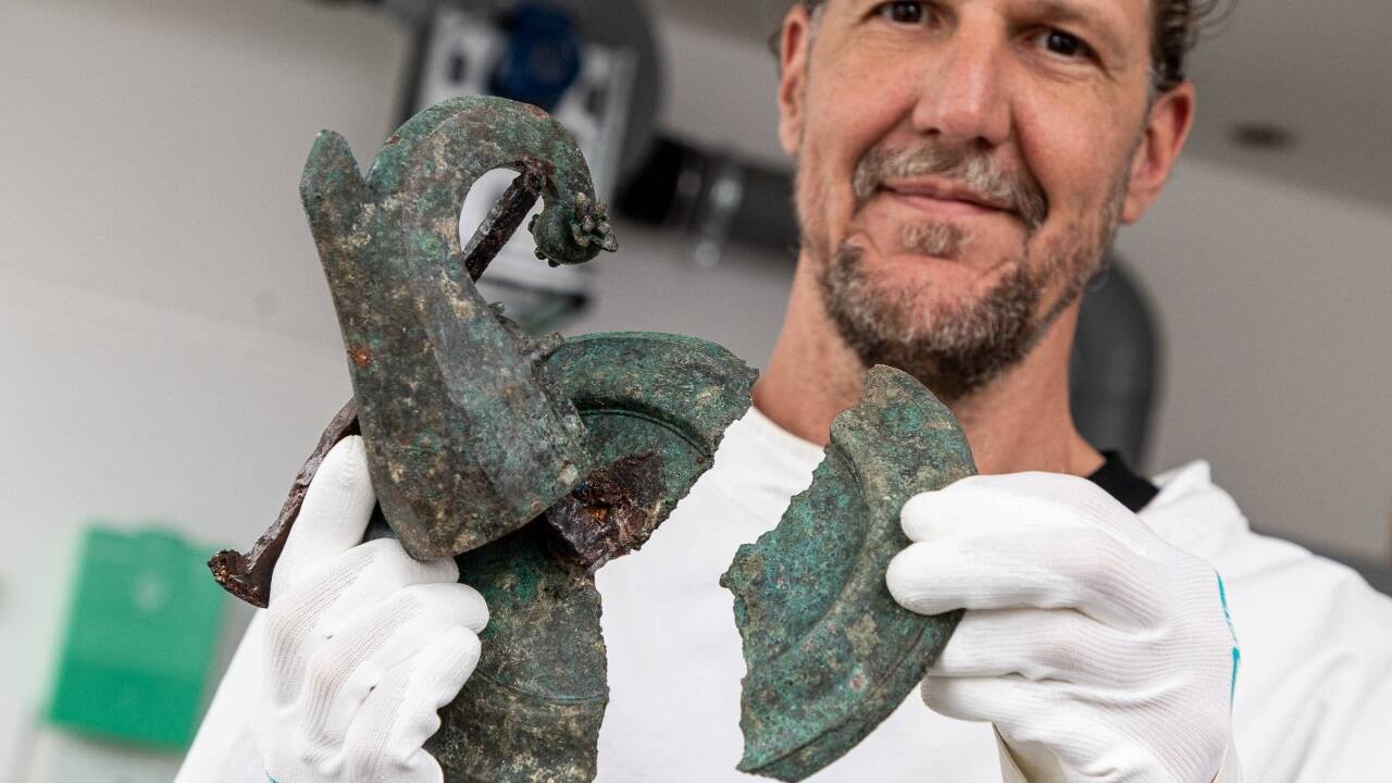 Eine aus der Römerzeit stammende Wanddekoration in Form einer Mini-Galeere wurde in Salzburg gefunden. Im Bild: Restaurator Maximilian Bertet mit dem Fundstück. 