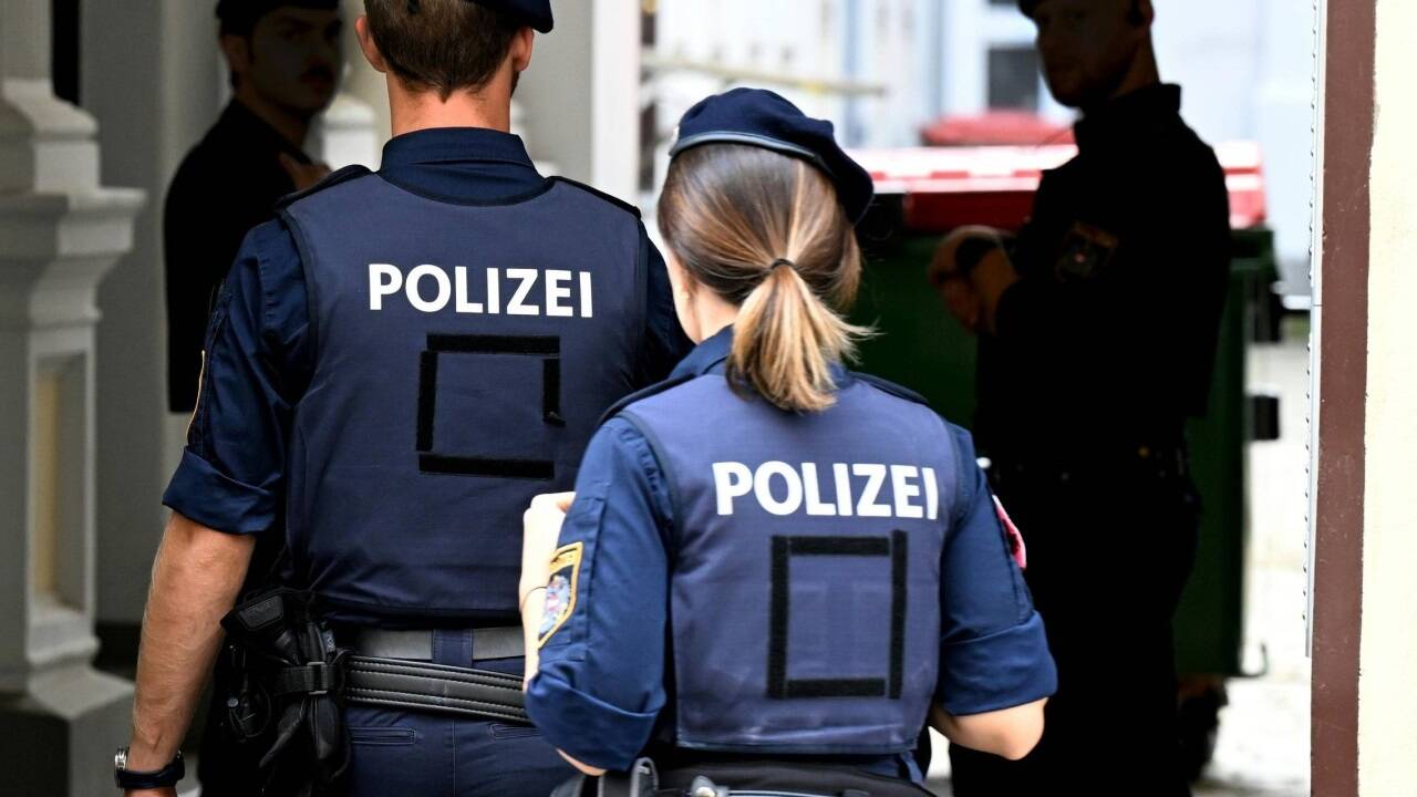 Polizisten durchsuchten einen Gebäudekomplex in Wien, an dem Gottfried Küssel lebt. An 24 weiteren Orten gab es in dieser Woche Razzien gegen die Neonazi-Szene. 