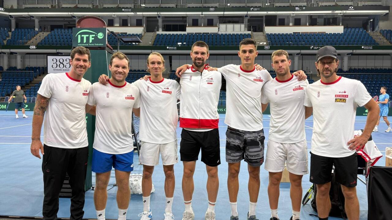 Österreichs Davis-Cup-Team in Ungarn (von links): Coach Gerald Melzer, Lucas Miedler, Lukas Neumayer, Jurij Rodionov, Alexander Erler, Filip Misolic, Kapitän Jürgen Melzer. 