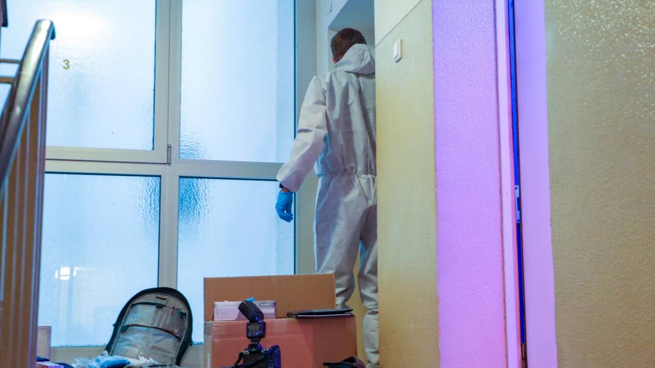 Zu der tödlichen Bluttat war es Ende Mai 2023 in einer Wohnung in einem Wohnblock in der Salzburger Gabelsbergerstraße gekommen. Im Bild ein Spurensicherer an der Wohnungstür des Opfers.  