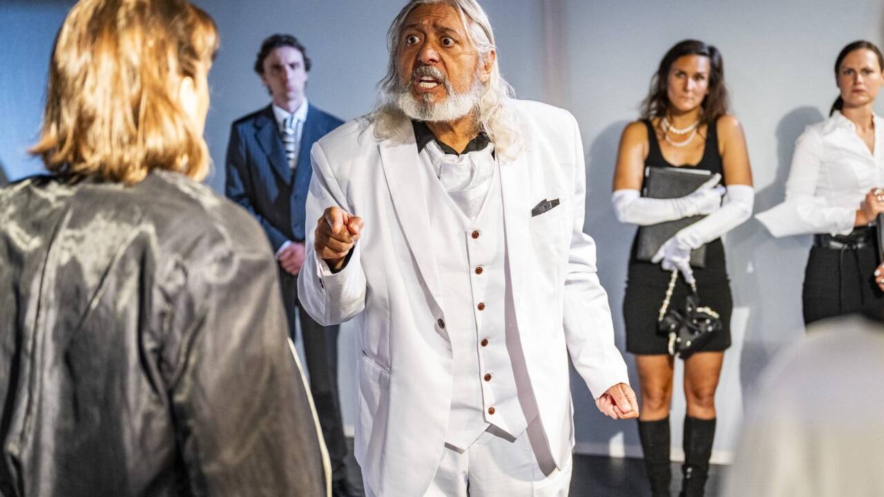 Salim Chreiki als König Lear, der seine falschen Entscheidungen schwer büßen muss. 