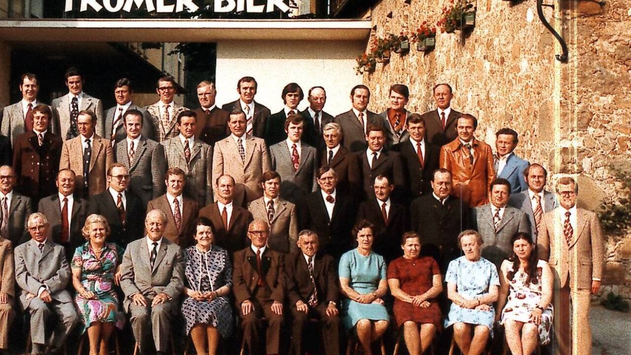 ... Belegschaft im Jahr 1975. Ganz rechts vorne steht Josef Sigl VII. 