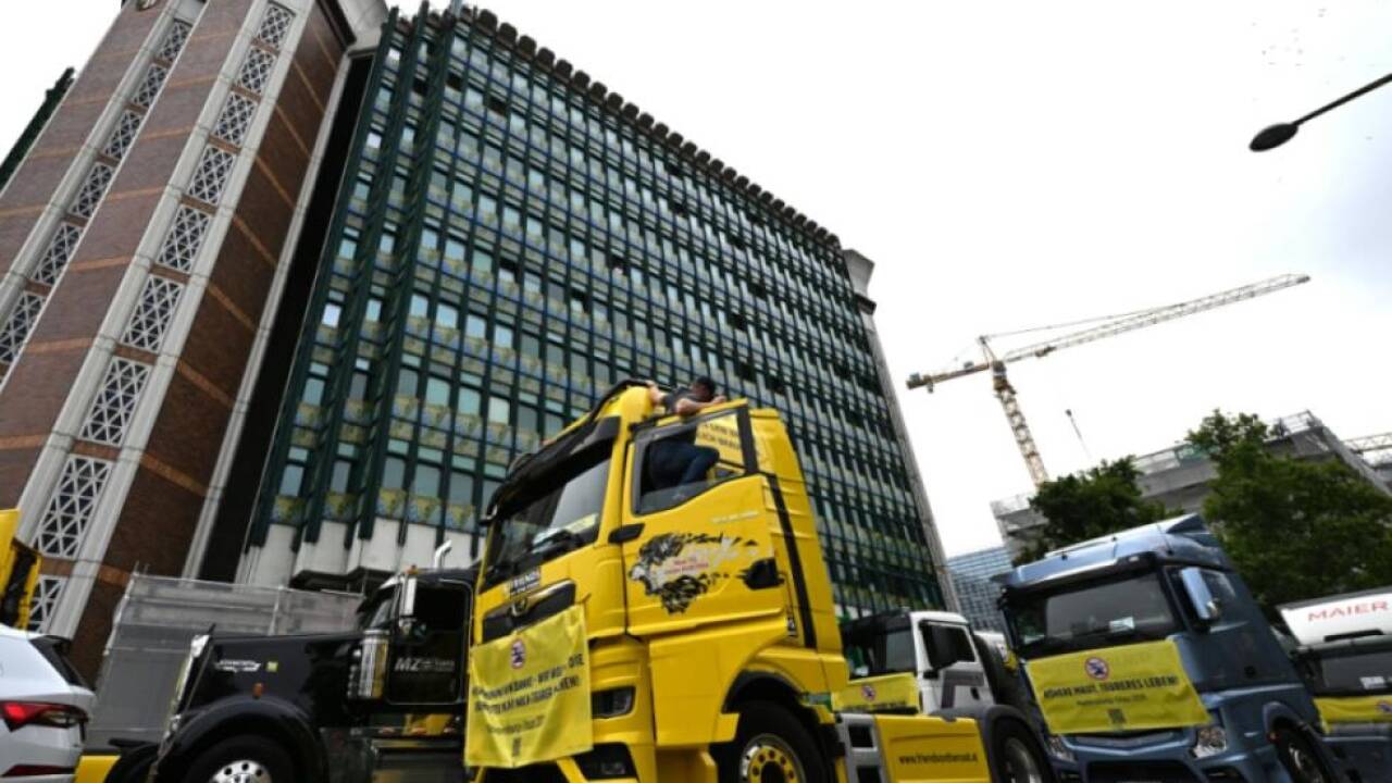 Gut 60 Lkw waren am Mittwoch vor dem Verkehrsministerium aufgefahren 