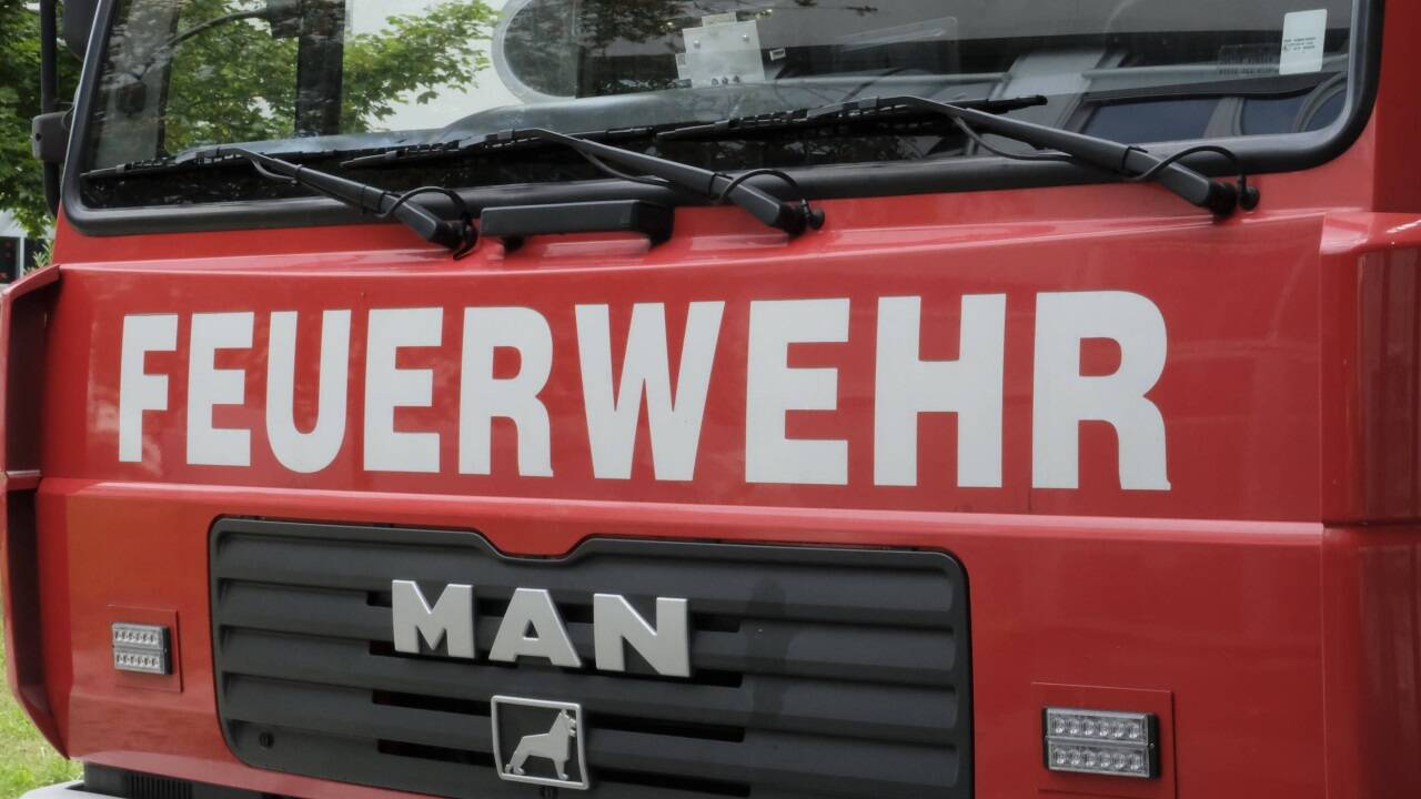 Nu-dorf-Auto-prallte-gegen-Baum