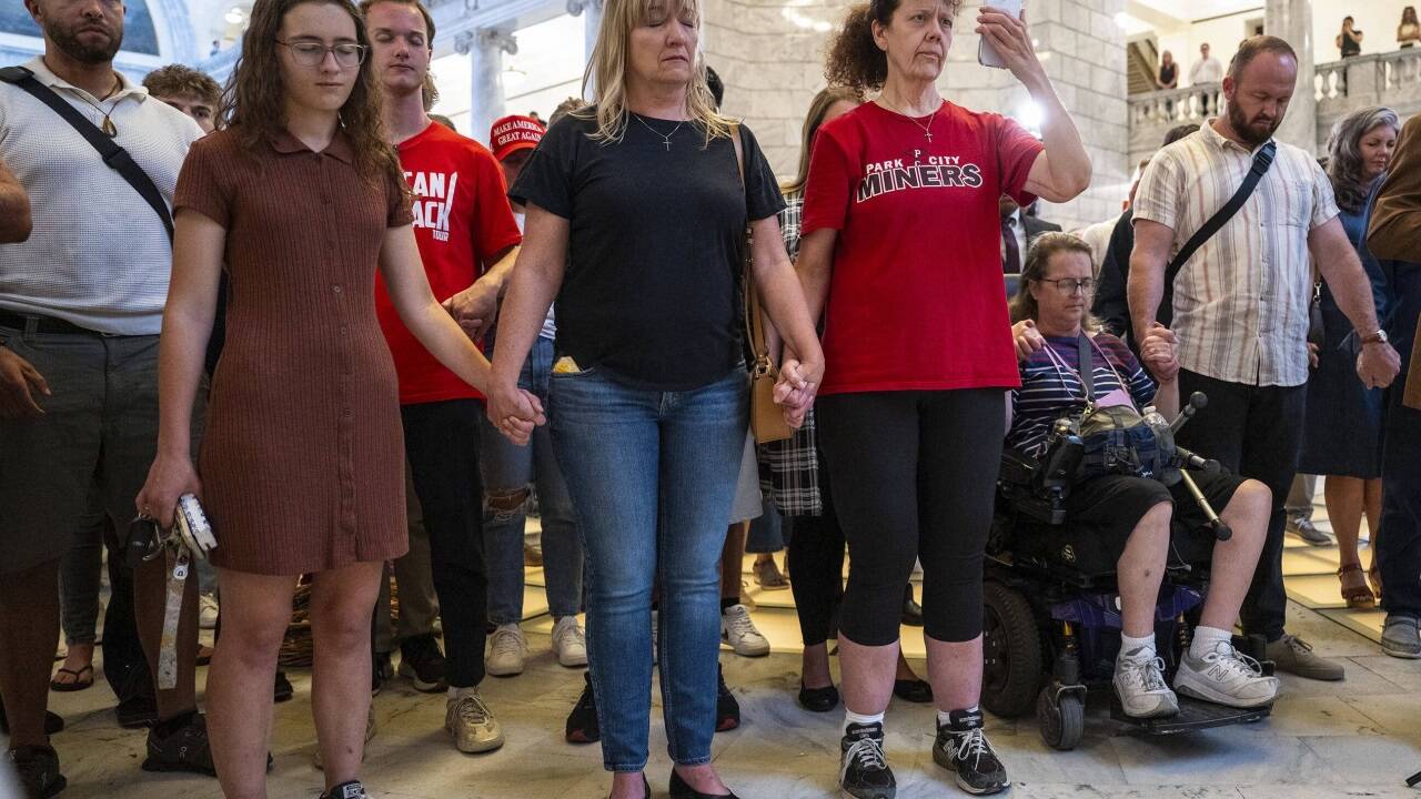 Anhänger von Charlie Kirk trafen sich beim Utah State Capitol in Salt Lake City.  