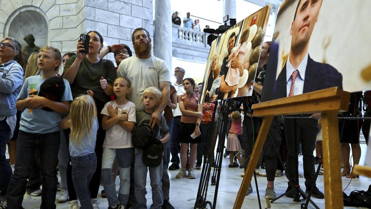 Anhänger von Charlie Kirk trafen sich beim Utah State Capitol in Salt Lake City.  