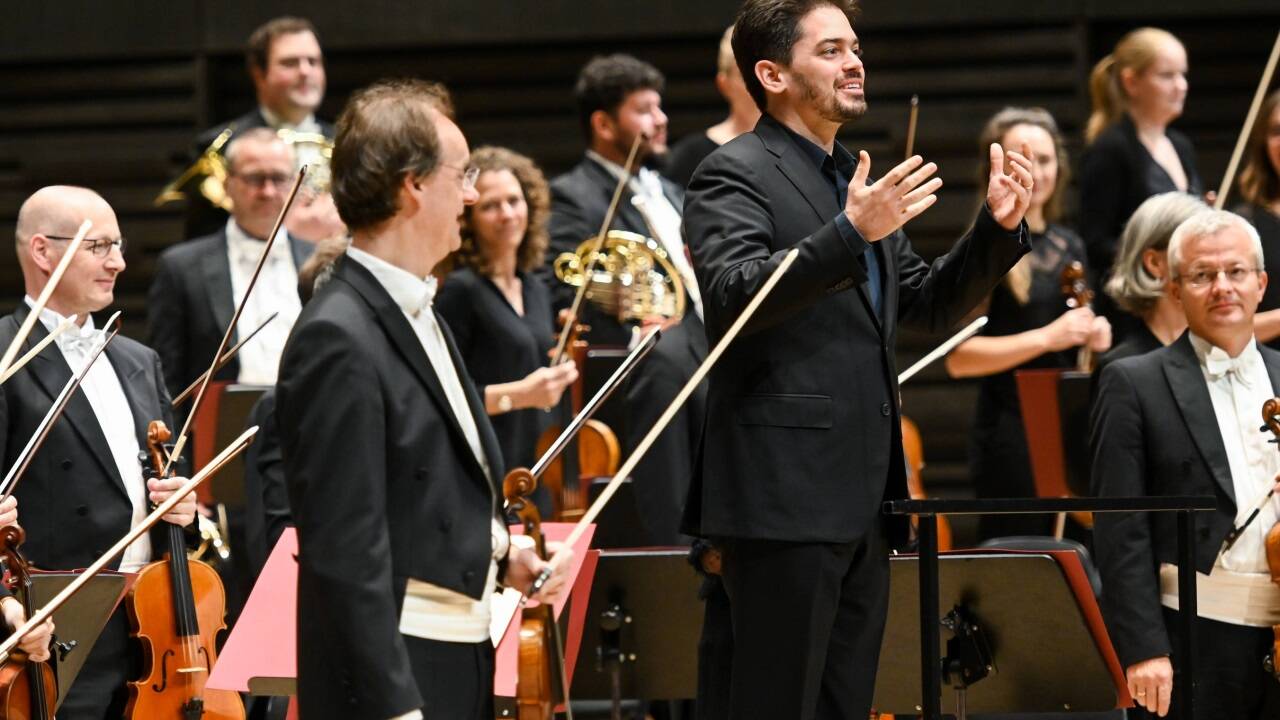 Die Münchner Philharmoniker mit ihrem designierten Chefdirigenten Lahav Shani. 