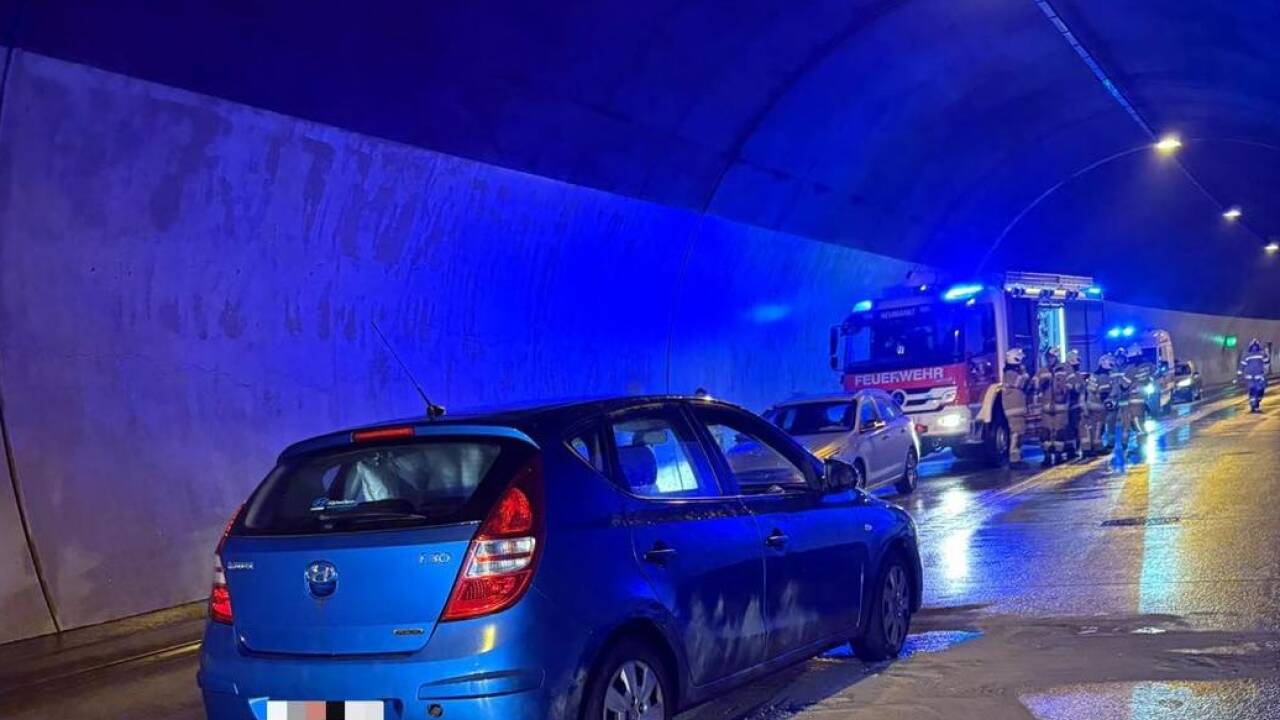 Das Rote Kreuz brachte eine leicht verletzte Person ins Unfallkrankenhaus Salzburg. 