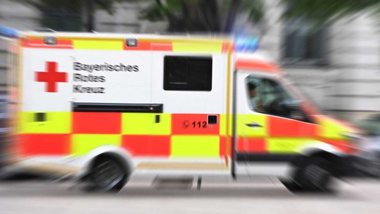 Die Motorradfahrerin starb noch an der Unfallstelle. 